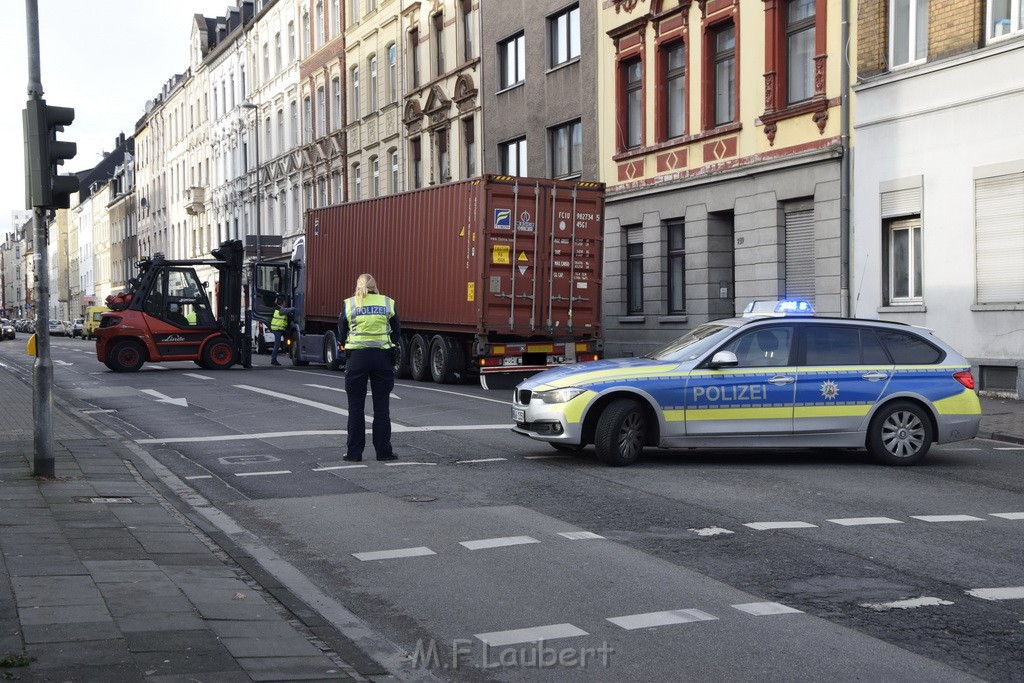 LKW gegen Bruecke wegen Rettungsgasse Koeln Muelheim P60.JPG - Miklos Laubert